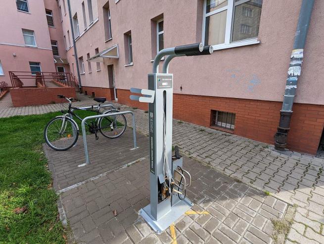 Rozpoczynamy przegląd wyposażenia stacji naprawy rowerów TBS Wrocław