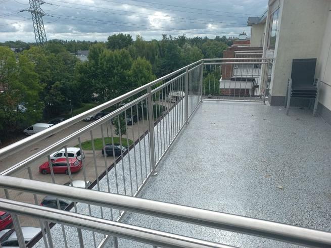 Nowe barierki, balkony i tarasy w budynku TBS Wrocław przy ul. Krzywoustego 91–93a