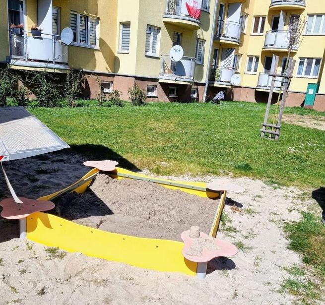 Czas na wiosenne porządki. Wymieniamy piasek w osiedlowych piaskownicach dla dzieci